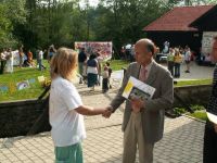 Predsednik Republike Slovenije dr. Janez Drnovšek prejme sončno darilo z rok mag. Ane Porenta