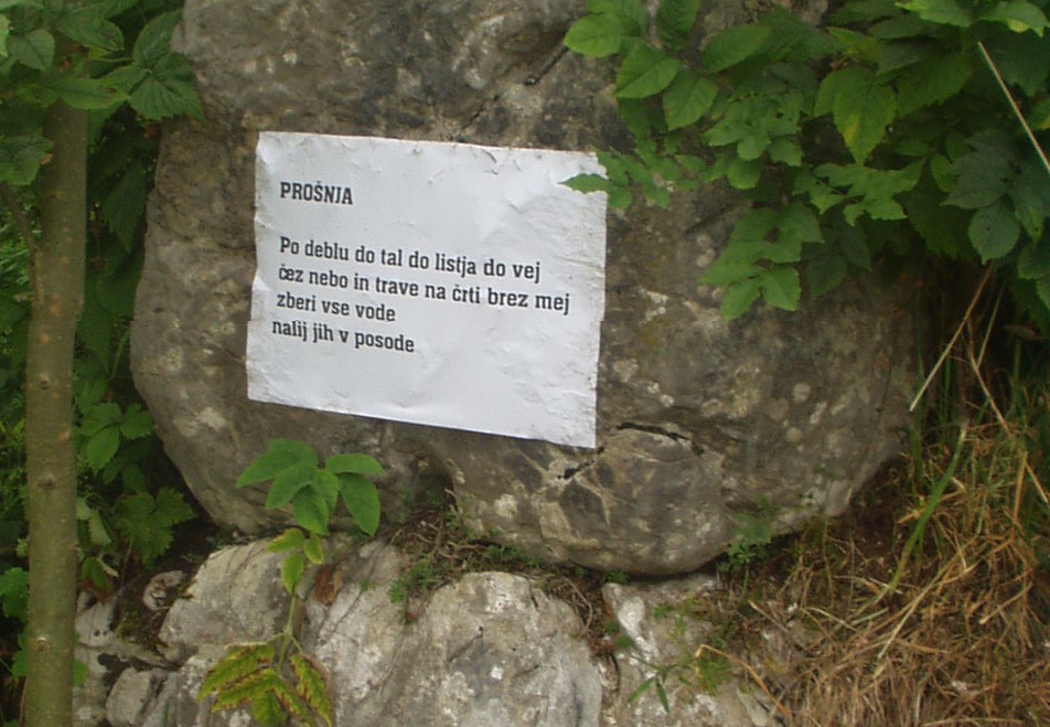 Pro�nja Po daebu do tal do listja do vej/�ez nebo in trave na �rti brez mej/zberi vse vode/nalij jih v posode